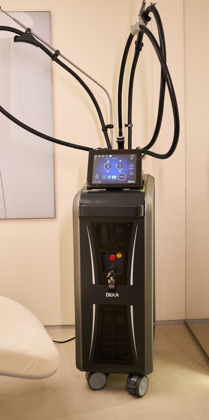 Equipamento DEKA em sala de procedimentos da Clínica Elos